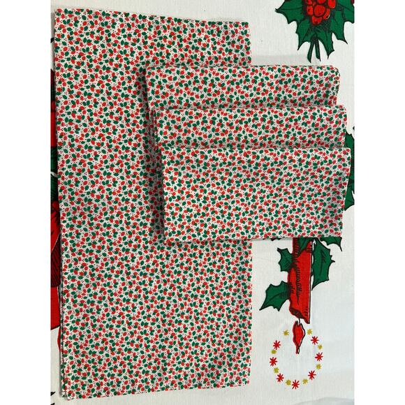 Red Holly Christmas Cloth Napkins Set of 4 - Picture 1 of 6